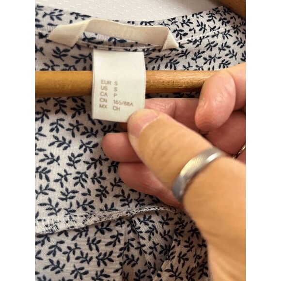 H&M Womens Tunic 3/4 Sleeve V-neck Blouse Blouse Gray Floral Size Small - Picture 6 of 7